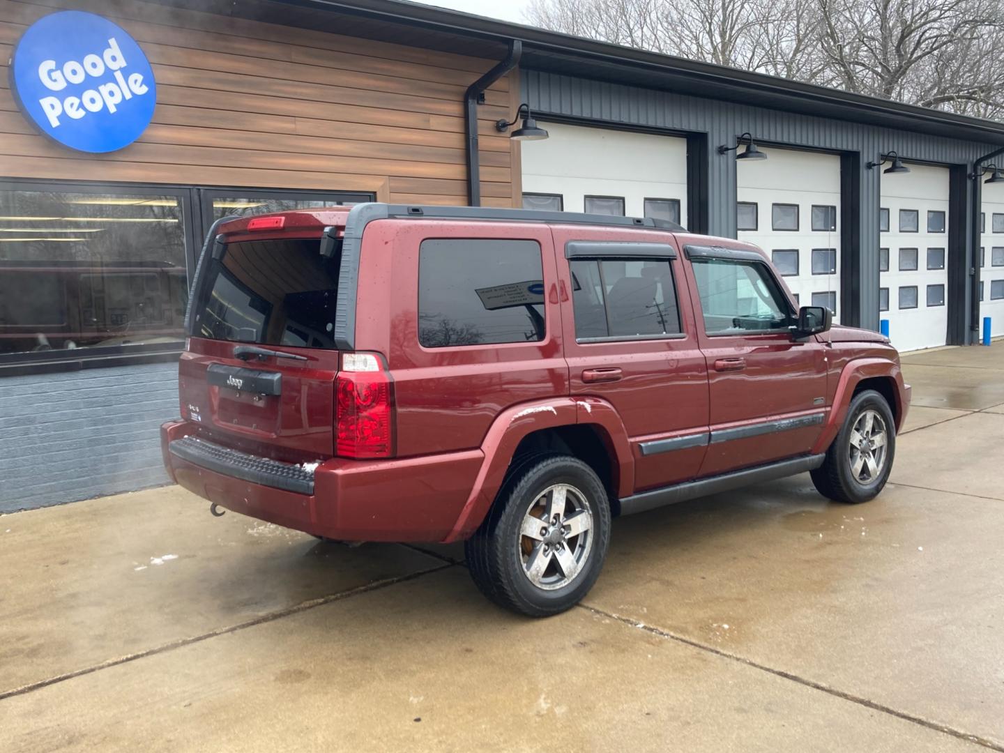 2008 Red Rock Red Met Jeep Commander Sport 4WD (1J8HG48K78C) with an 3.7L V6 SOHC 12V engine, 5-Speed Automatic Overdrive transmission, located at 1800 South Ihm Blvd, Freeport, IL, 61032, (815) 232-5543, 42.278645, -89.607994 - Photo#1